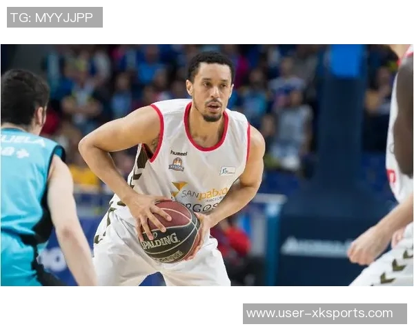 詹金斯关键时刻果断出手三分绝平展现不设限的篮球精神