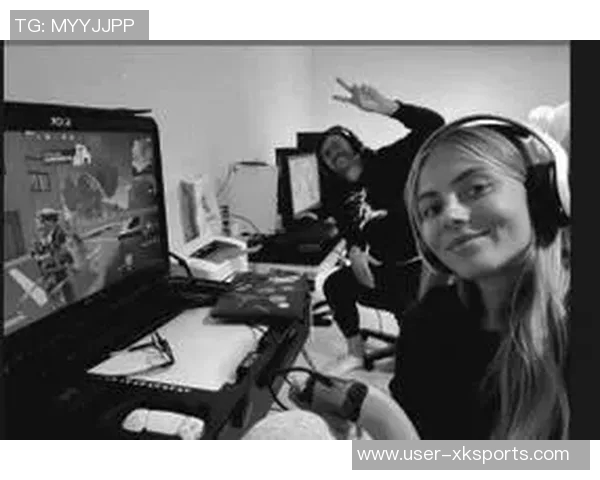 妻子社交媒体分享与库尔图瓦游戏夜照片展现休闲时光的乐趣 妻子社交媒体分享与库尔图瓦游戏夜照片展现休闲时光的乐趣