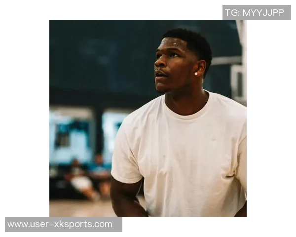 爱德华兹季前赛首球精彩回顾高难度撤步跳投展现夏季训练成果 爱德华兹季前赛首球精彩回顾高难度撤步跳投展现夏季训练成果